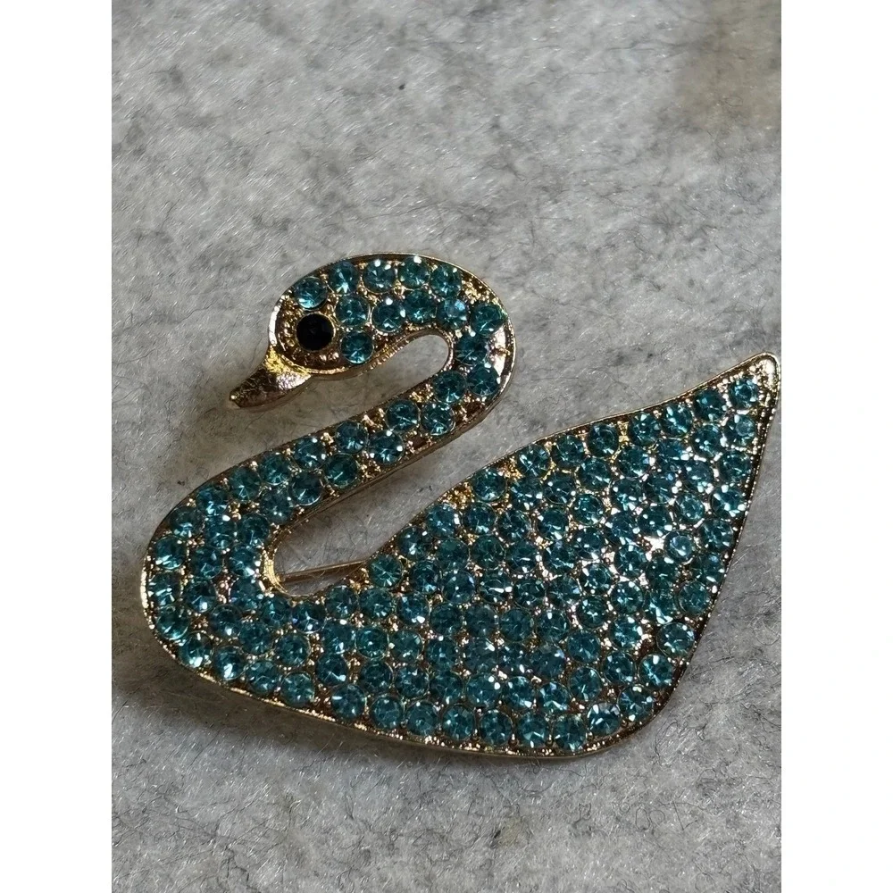 #79. Gold-tone Swan Brooch